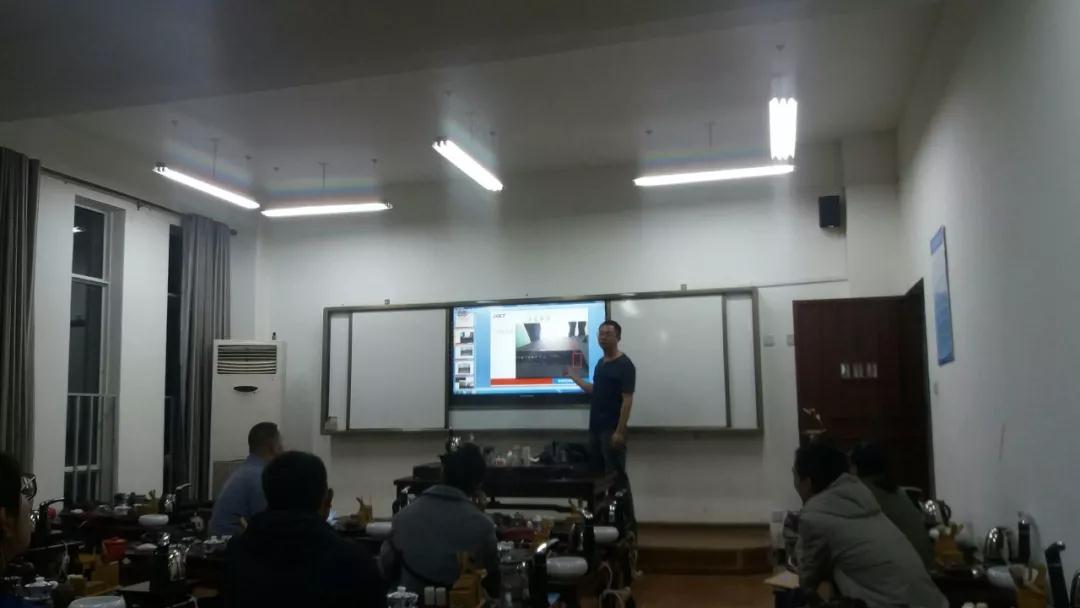 蔡老师作电子白板培训.jpg 蔡老师作电子白板培训.jpg