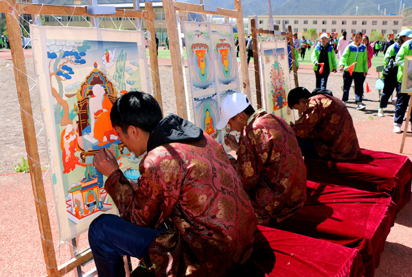 6.1学生绘制唐卡.jpg 6.1学生绘制唐卡.jpg